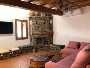 - un salon avec un canapé et une cheminée dans l'établissement Refugios Del Valle Negro, à Campillo de Ranas