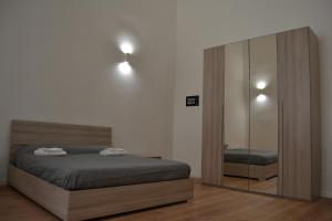 um quarto com um espelho grande e uma cama em Casa Alma em Bari