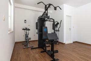 una habitación con un gimnasio con dos máquinas de correr en APARTMENTS BAKA en Selca