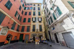 um grupo de edifícios numa rua com uma loja em Castelli's Apartment for your holiday 12 em Gênova