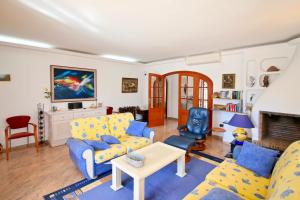 エルス・ポブレッツにあるEls Poblets DBのリビングルーム(青と黄色の家具、暖炉付)