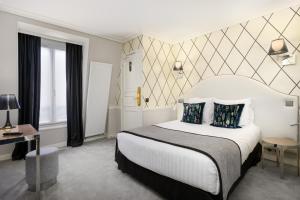 Postel nebo postele na pokoji v ubytování Hôtel le Royal Rive Gauche