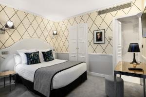 Postel nebo postele na pokoji v ubytování Hôtel le Royal Rive Gauche
