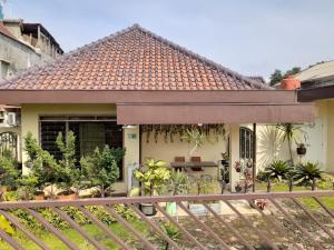 une maison avec une clôture devant elle dans l'établissement GIO Guesthouse Bogor, à Bogor