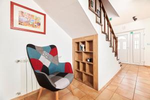 - un salon avec une chaise et un escalier dans l'établissement Casa di Oliva, à Brtonigla