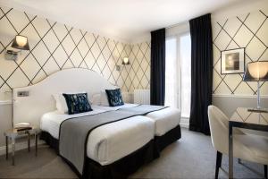 Postel nebo postele na pokoji v ubytování Hôtel le Royal Rive Gauche
