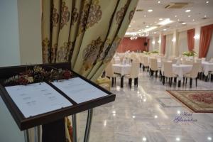 ein Festsaal mit weißen Tischen und Stühlen in der Unterkunft GLARENTZA in Kyllini