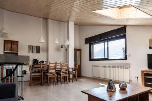DUPLEX FRENTE A PISTAS في التارتر: مطبخ وغرفة طعام مع طاولة وكراسي