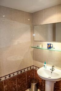 a bathroom with a sink and a mirror at DUPLEX FRENTE A PISTAS in El Tarter