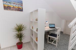 A television and/or entertainment centre at Pineta del Mare