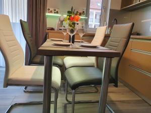 A seating area at gyorapartman-TOP