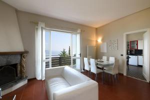 トスコラーノ・マデルノにあるVilla Toscaのリビングルーム(白いソファ、テーブル、椅子付)