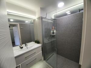 A bathroom at gyorapartman-TOP