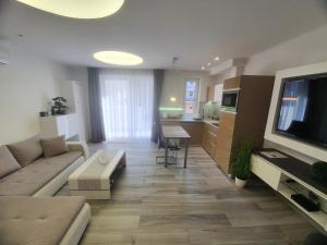 A kitchen or kitchenette at gyorapartman-TOP