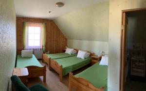 Ένα ή περισσότερα κρεβάτια σε δωμάτιο στο Brivdienu maja Ūtkas