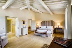 A bed or beds in a room at La Pietra Del Cabreo Még 37 kép