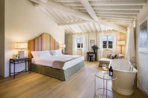 A bed or beds in a room at La Pietra Del Cabreo