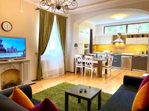 蓋貝萊的住宿－Gabala Sweet Lounge，带沙发和桌子的客厅以及厨房。