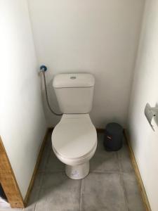 łazienka z białą toaletą w narożniku w obiekcie Glamping Cabana nas arvores w mieście Ponte da Barca