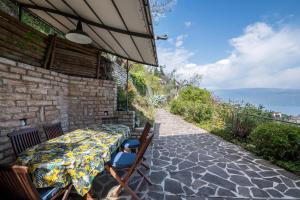 Villa Tosca في Pulciano: طاولة مع كراسي ومظلة على الفناء