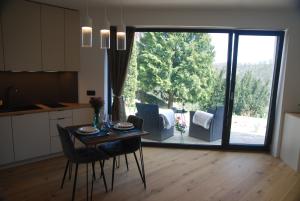 uma cozinha com mesa e cadeiras e uma grande janela em Crystal Studio em Kutná Hora