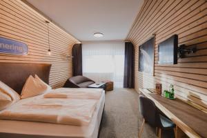Uma cama ou camas num quarto em Gasthof Berghof