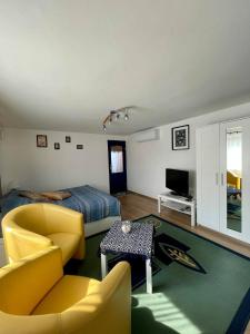 salon z łóżkiem, kanapą i stołem w obiekcie Jorgos Apartman w mieście Keszthely