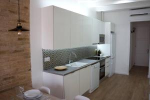 Kuchyň nebo kuchyňský kout v ubytování Barcelona Industrial Style Apartment + 12 fotografií