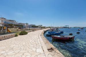 un grupo de barcos están atracados en el agua en Residence Kalura, en Porto Cesareo