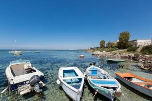 Tres barcos están atracados en un cuerpo de agua. en Residence Kalura, en Porto Cesareo