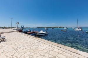 un grupo de barcos están atracados en el agua en Residence Kalura, en Porto Cesareo