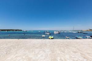 un grupo de barcos flotando en el agua en Residence Kalura, en Porto Cesareo