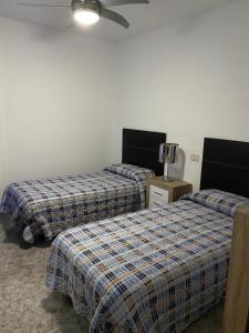 アリナガにあるApart Juan de Cardonaのベッドルーム1室(ベッド2台、シーリングファン付)