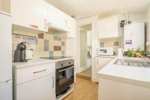 Kuhinja oz. manjša kuhinja v nastanitvi Victorian Home, 3BR, Airport, M1, 6 beds, sleeps 12