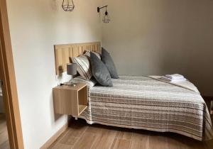 Łóżko lub łóżka w pokoju w obiekcie Apartamentos La Presa El Molin