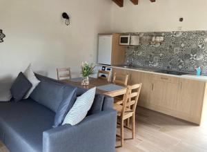 Dapur atau dapur kecil di Apartamentos La Presa El Molin