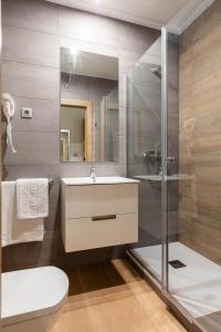 a bathroom with a toilet and a sink and a shower at Residencia Universitaria Micampus in Aranjuez