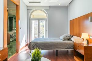 - une chambre avec un lit et une fenêtre dans l'établissement Residencia Universitaria Micampus, à Aranjuez