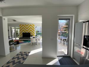 pasillo con sala de estar con sofá y TV en #Brand New#Luxury Garden House in the Center#, en Balatonfüred
