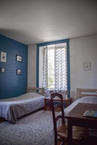 1 dormitorio con 2 camas y ventana en Utah Beach Chambre hote en Sainte-Marie-du-Mont