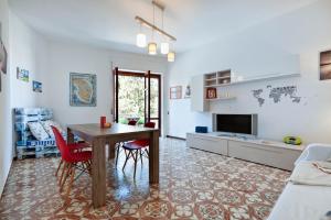 A television and/or entertainment centre at Baia Verde Beach & Fun Gallipoli - Lecce Selection