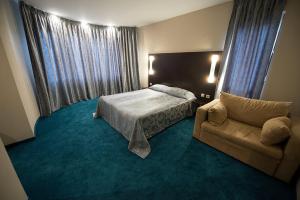 Ένα ή περισσότερα κρεβάτια σε δωμάτιο στο Maraya Hotel Bansko