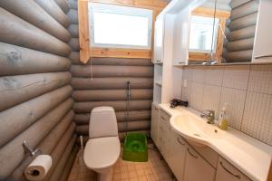 un baño con inodoro y lavabo en Villa Mertala, en Pääjärvi 22 fotos más