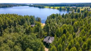una vista aérea de una casa a orillas de un lago en Villa Mertala, en Pääjärvi