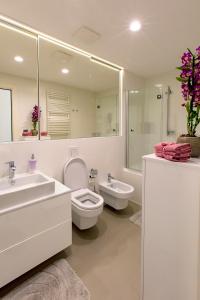 Bel Etage Amora Luxury Seaview Apartment with pool tesisinde bir banyo