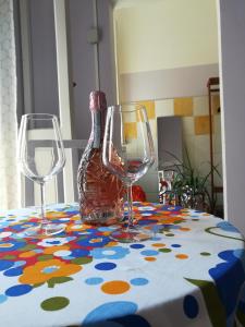 dos copas de vino y una botella en una mesa en La villa, en Bellaria-Igea Marina