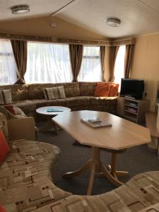 Televiisor ja/või meelelahutuskeskus majutusasutuses Pet friendly riverside static caravan