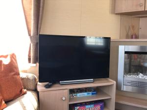 Televiisor ja/või meelelahutuskeskus majutusasutuses Pet friendly riverside static caravan