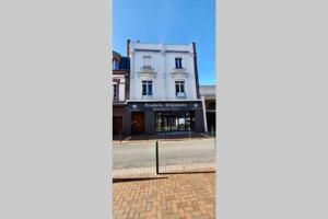 a building on the corner of a street at Beau 2 pièces en centre ville et à 200m de la mer in Cabourg