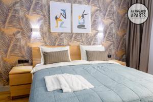 um quarto com uma cama com um edredão azul em Avangard Aparts - Sun Town em Atyrau